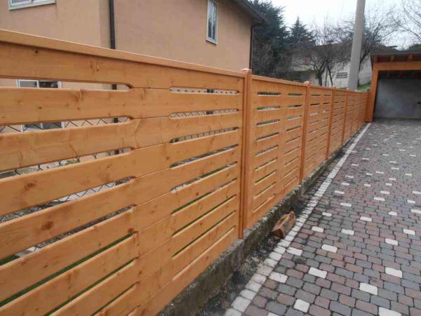 FOTO 3 Frangivento in legno impregnato tinta noce realizzato con tavole fresate .  PRODOTTO NON ADATTO ALLA SPEDIZIONE
