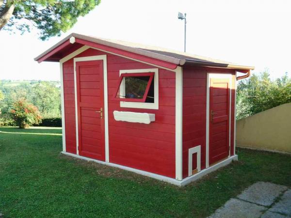 FOTO 20 casetta a pareti colorata cm 300x200 con aggiunta di : laccatura bordo', bordi bianchi, botola per cane, porta laterale in piu', tetto decentrato, fioriera, grondaie.