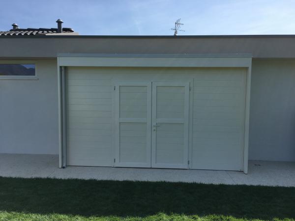 FOTO 62 casetta a pareti colorata tipo armadio cm 350x60 con aggiunta di : laccatura grigio chiaro, porta doppia cm 160, grondaie.