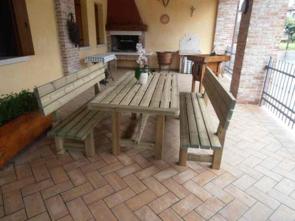 tavolo in legno da cm 200 in legno di pino autoclave  + 2 panche con schienale. EURO 935 IVA COMPRESA.Disponibili anche nelle lunghezze cm 160 e 250.