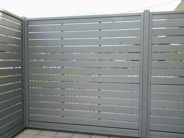 FOTO 9 Frangivento in legno con tavole staccate, laccato grigio.  PRODOTTO NON ADATTO ALLA SPEDIZIONE