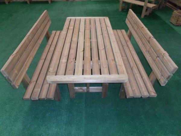 Tavoli da esterno in legno di pino autoclave misura cm 200 completi di panche con schienale. EURO 935,00  IVA COMPRESA. Disponibili anche nelle lunghezze cm 160  euro 890,00 e da cm 250 a euro 1.045,00